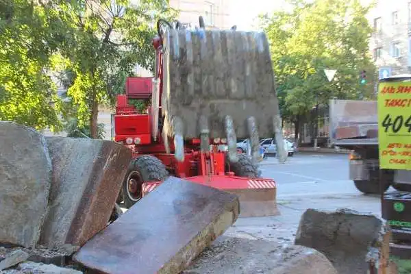 В останній шлях: у центрі Кропивницького декомунізували ленінську стелу (ФОТО)