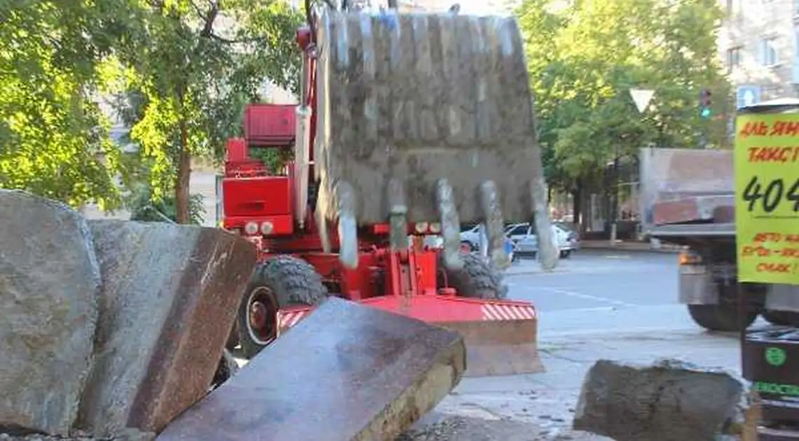 В останній шлях: у центрі Кропивницького декомунізували ленінську стелу (ФОТО) фото 1