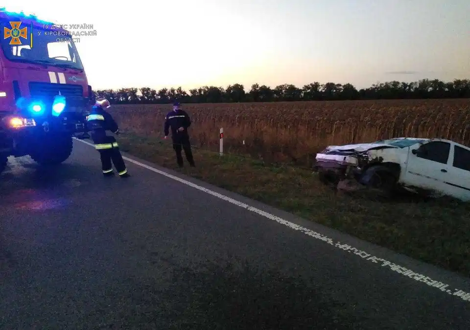 На Кіровоградщині Opel злетів у кювет (ФОТО)