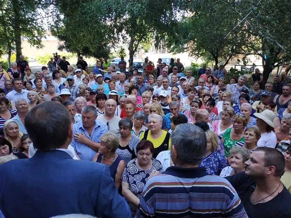 Конфлікт у селищі Новому: Андpій Pайкович зустpівся з місцевими мешканцями (ФОТОPЕПОPТАЖ)