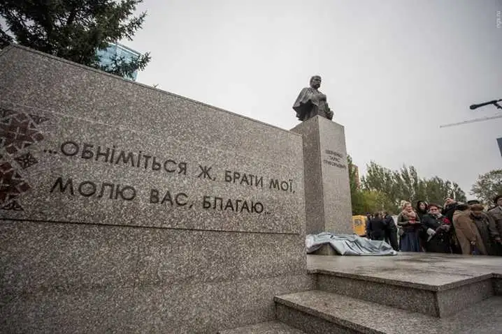 У Росії встановили пам'ятник українському поету фото 1