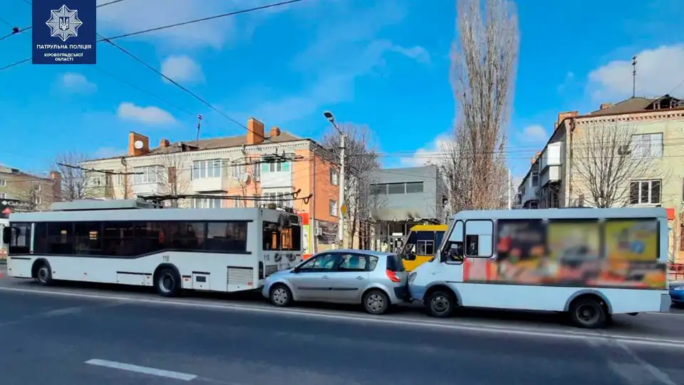 У Кропивницькому сталася ДТП за участі тролейбуса, маршрутки та легковика (ФОТО)