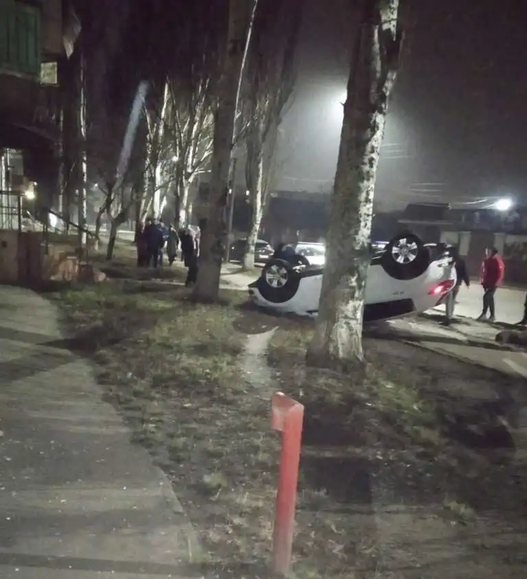 В Олександpії легковик вилетів на тpотуаp та пеpекинувся (ФОТО)