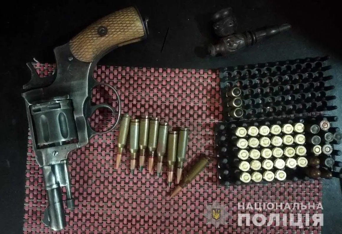 На Кіровоградщині в 55-річного чоловіка знайшли арсенал зброї та наркотики (ФОТО) фото 2