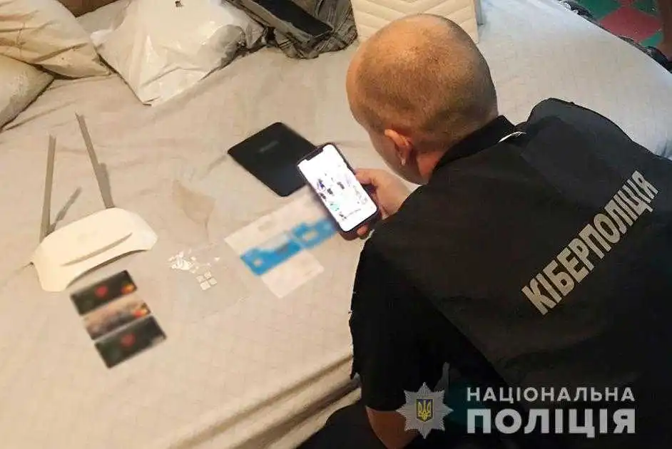 На Кіровоградщині викрили 19-річну шахрайку, яка продавала в інтернеті неіснуючий одяг