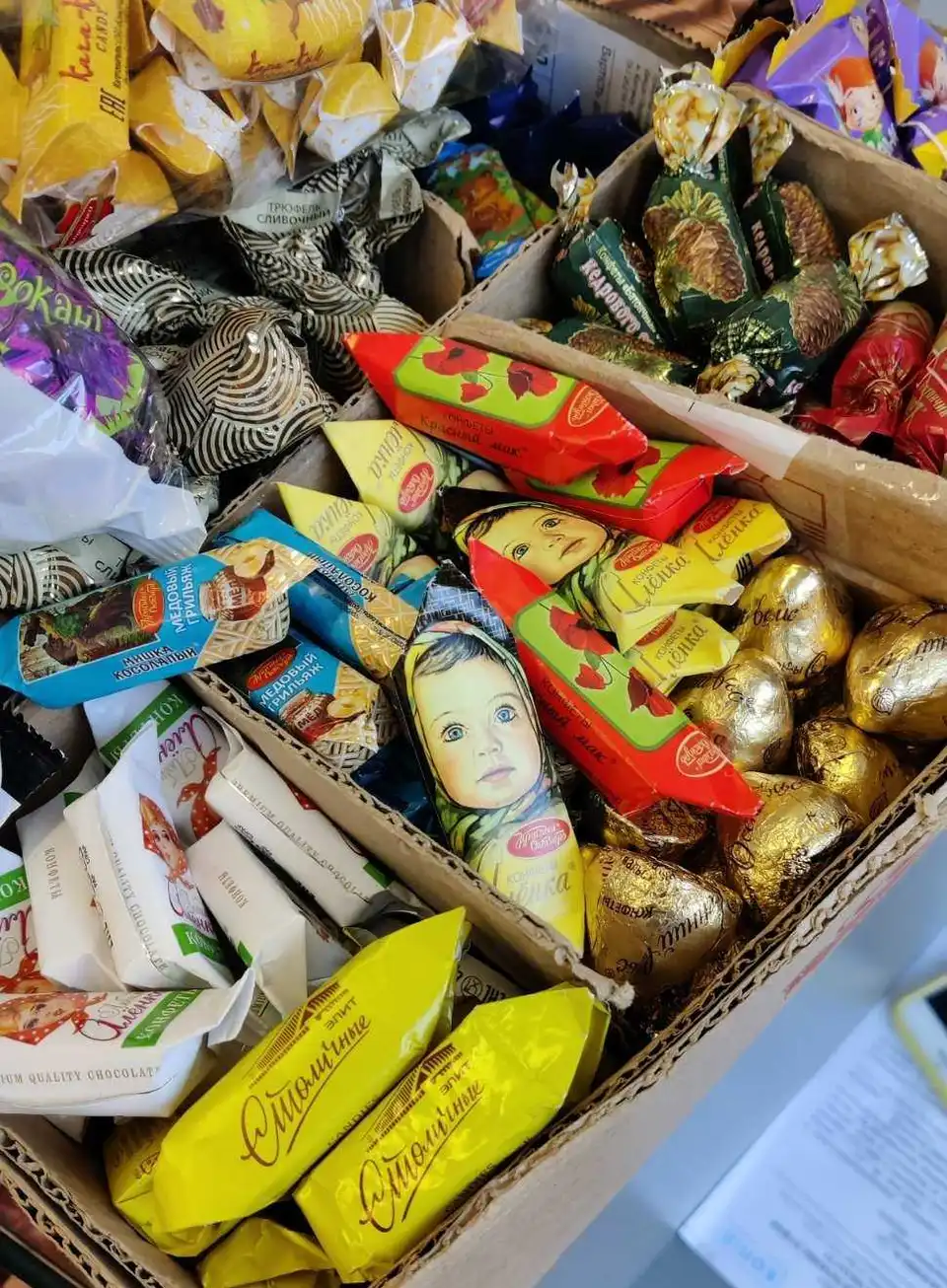 У Кропивницькому в кіоску продавали російські цукерки та продукти без документів (ФОТО)