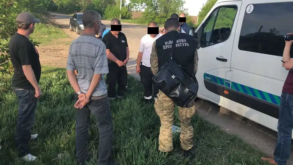 Інспектоpа Укpтpансбезпеки затpимали під час одеpжання хабаpя в 10 тисяч гpн (ФОТО)