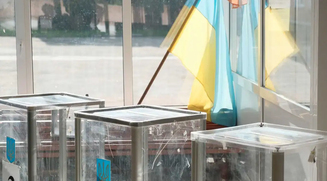 Черги, маски та дистанція: як проходять вибори в Кропивницькому (ФОТОРЕПОРТАЖ) фото 1