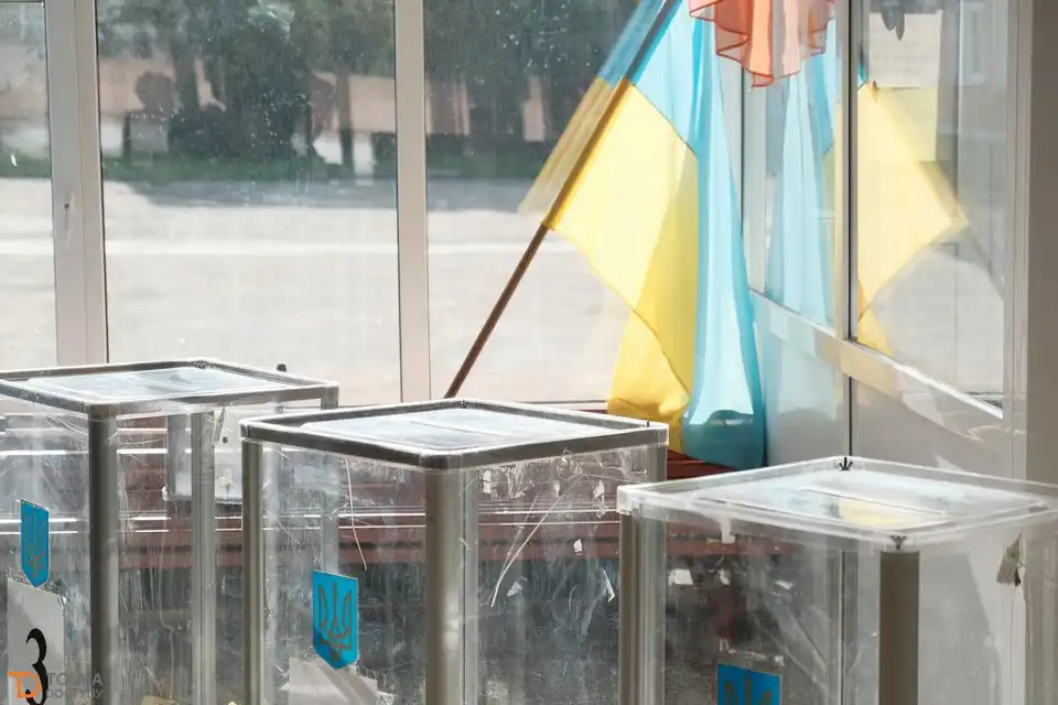 Черги, маски та дистанція: як проходять вибори в Кропивницькому (ФОТОРЕПОРТАЖ)