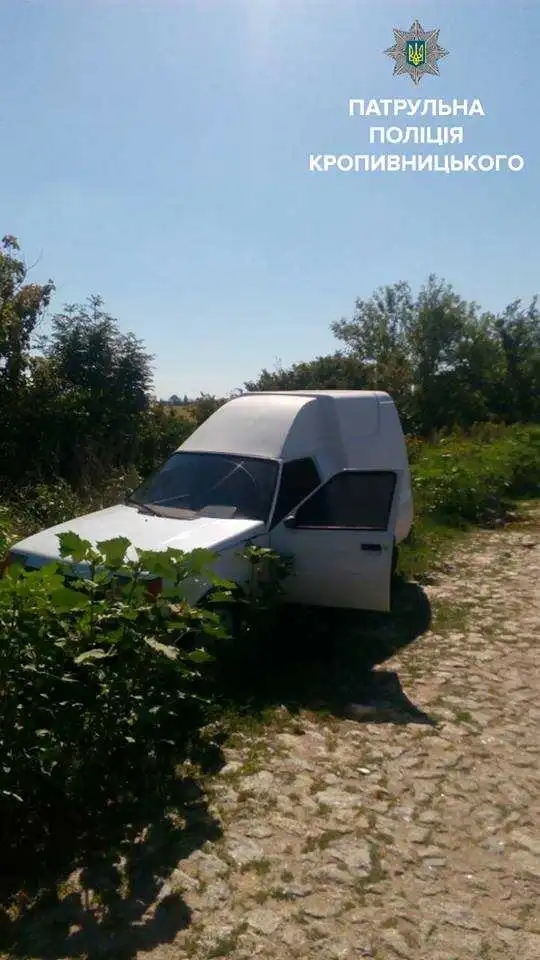 У передмісті Кропивницького кинули автомобіль, викрадений напередодні (ФОТО)