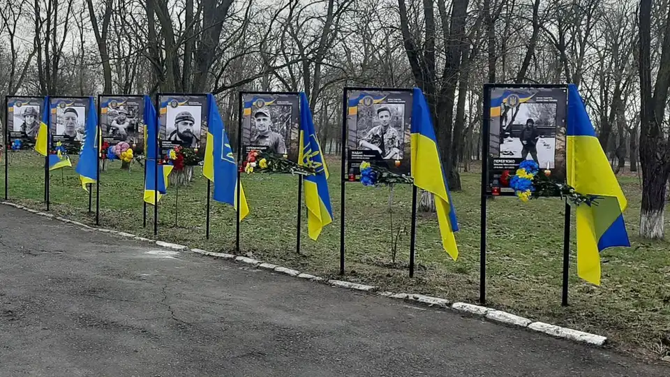 У Гурівці невідомі пошкодили Алею Слави: громада встановлює камери