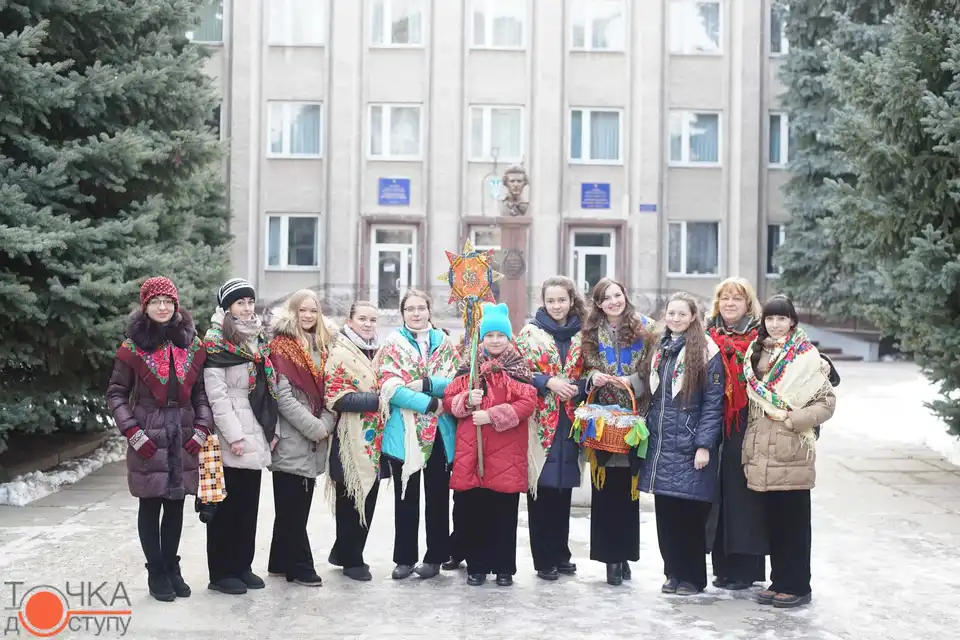 Колядки під напругою: діти в Кропивницькому розчулили пасажирів тролейбусів до сліз (ФОТОРЕПОРТАЖ) фото 1