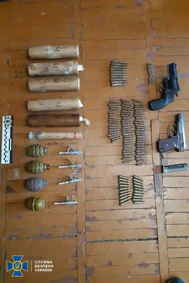 Житель Кіровоградщини зберігав вдома гранати та вогнепальну зброю  (ФОТО)
