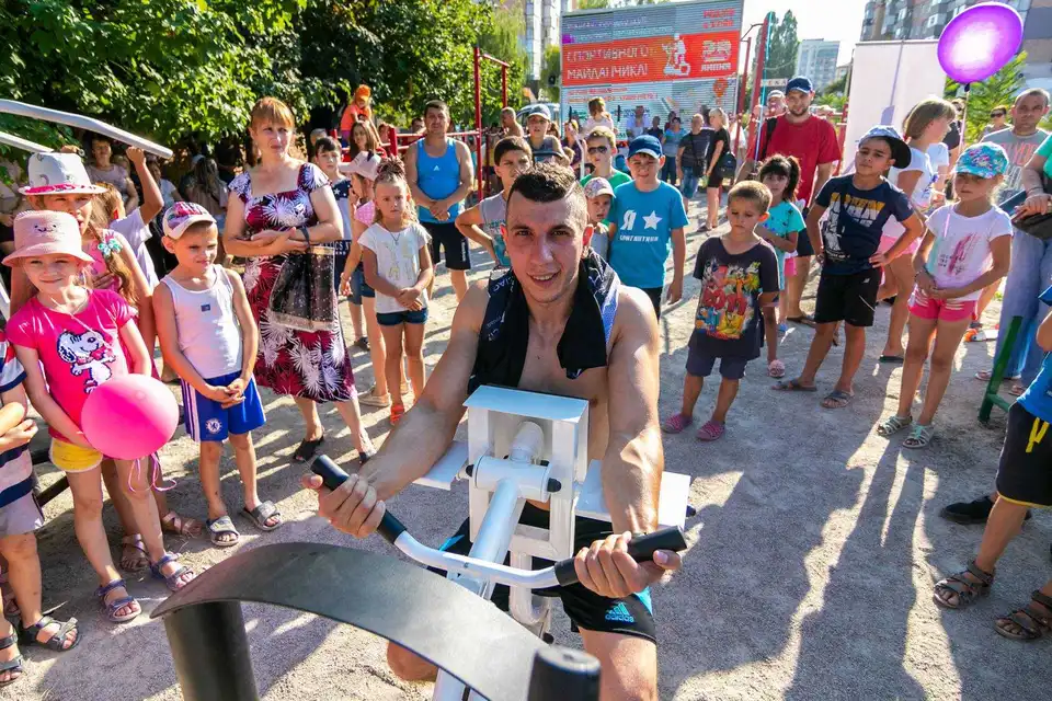 В одному з мікрорайонів Кропивницького з’явився мегасучасний спортивний майданчик (ФОТО) фото 1