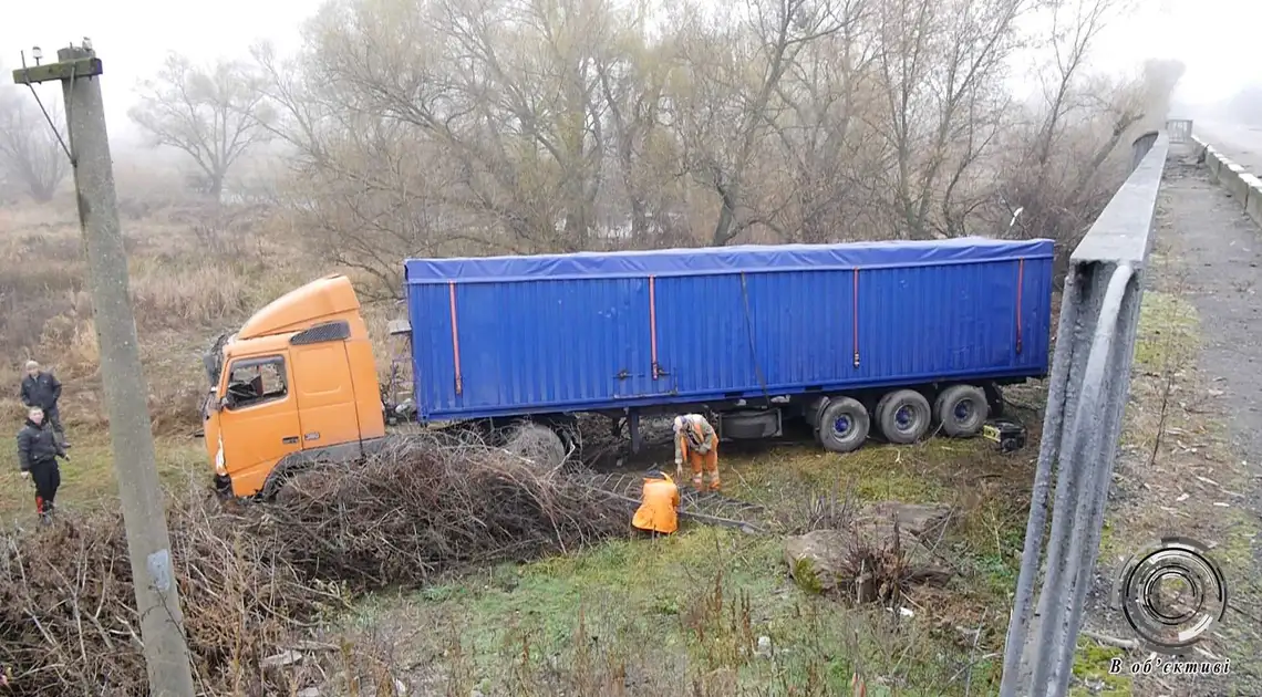 На Кіровоградщині вантажівка злетіла з мосту, водій травмувався (ВІДЕО) фото 1