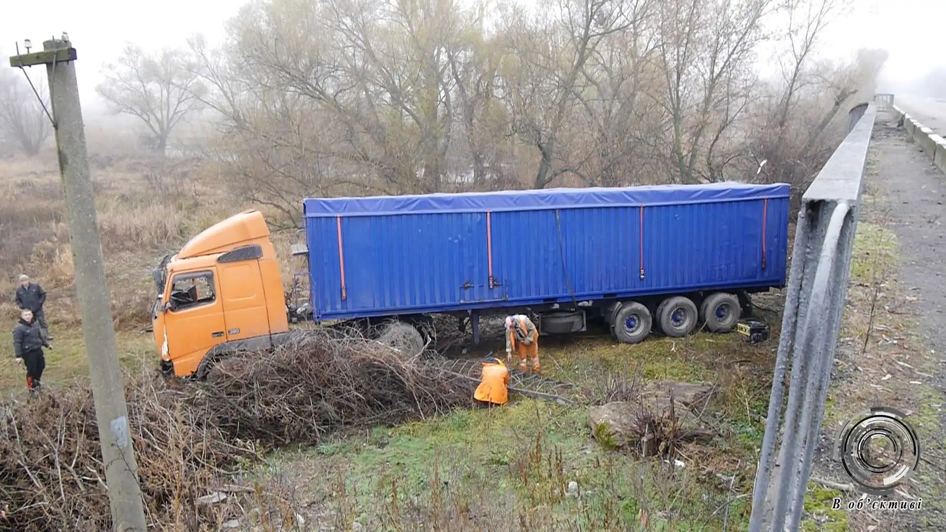 На Кіровоградщині вантажівка злетіла з мосту, водій травмувався (ВІДЕО) фото 1