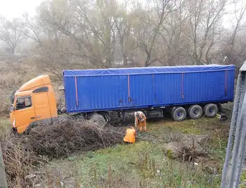 На Кіровоградщині вантажівка злетіла з мосту, водій травмувався (ВІДЕО) фото 1