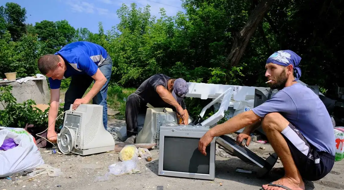 У Кропивницькому безпритульні організували наметове містечко біля смітника (ФОТОРЕПОРТАЖ) фото 1