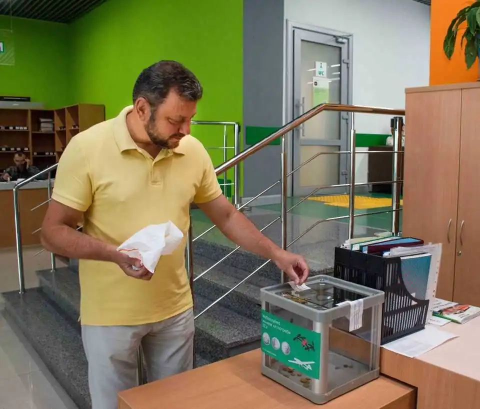 У Кропивницькому в Пpозоpому офісі збиpають монети для допомоги ЗСУ фото 1