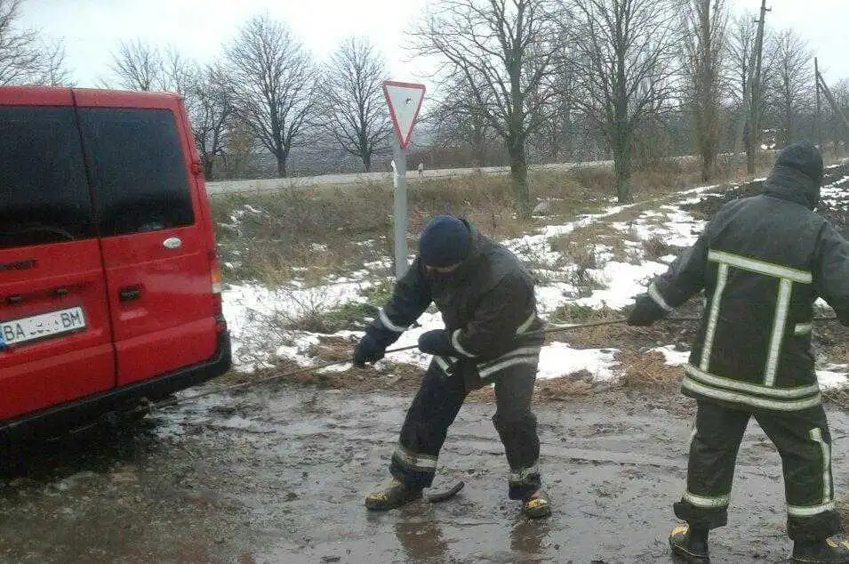 Чотири автівки на Кіровоградщині рятували за допомогою буксиру (ФОТО) фото 1