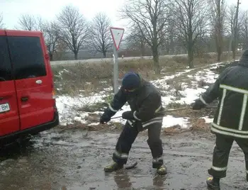 Чотири автівки на Кіровоградщині рятували за допомогою буксиру (ФОТО) фото 1