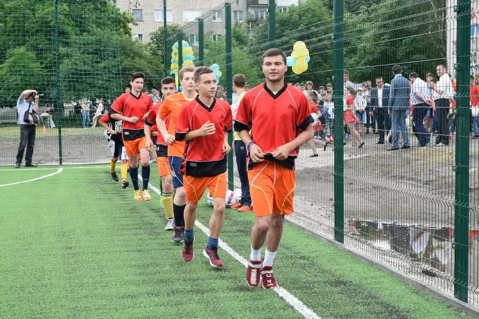 У Новомиргороді відкрили спортмайданчик для міні-футболу зі штучним покриттям (ФОТО)