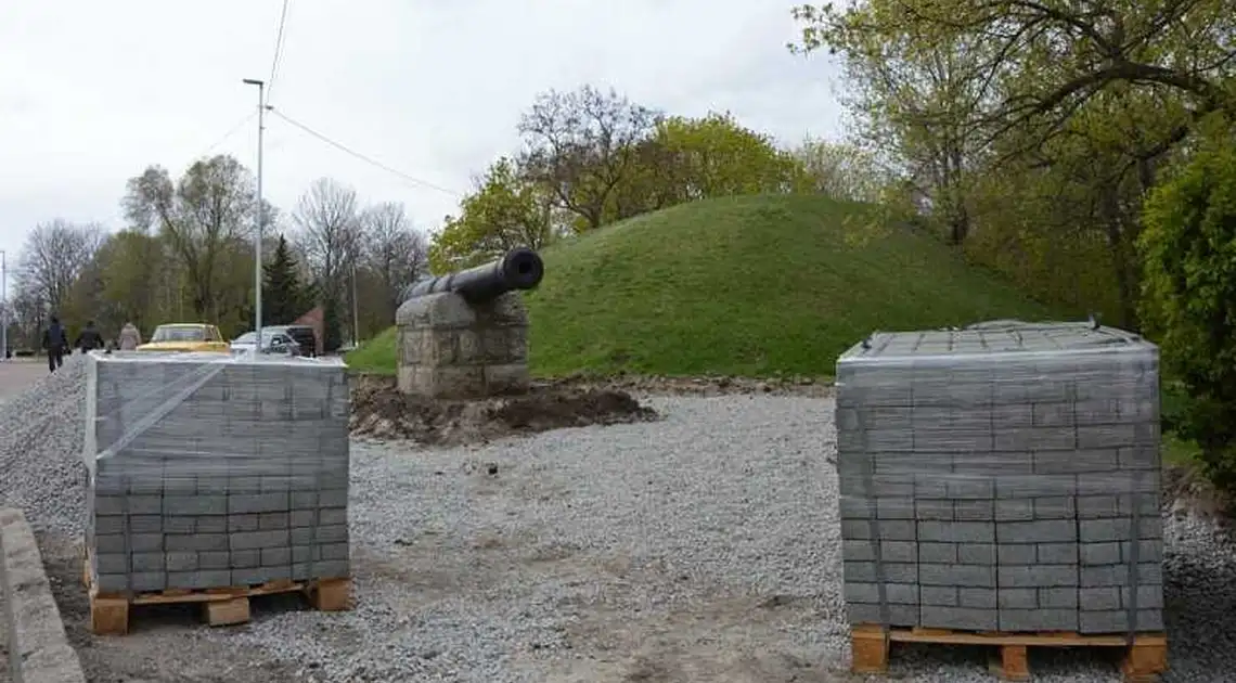 З Фортечних валів у Кропивницькому приберуть кладовище домашніх тварин фото 1