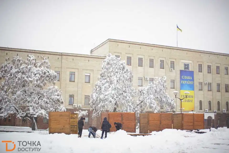 Нa головній площі Кропивницького встaновлюють дерев'яні будиночки (ФОТО)