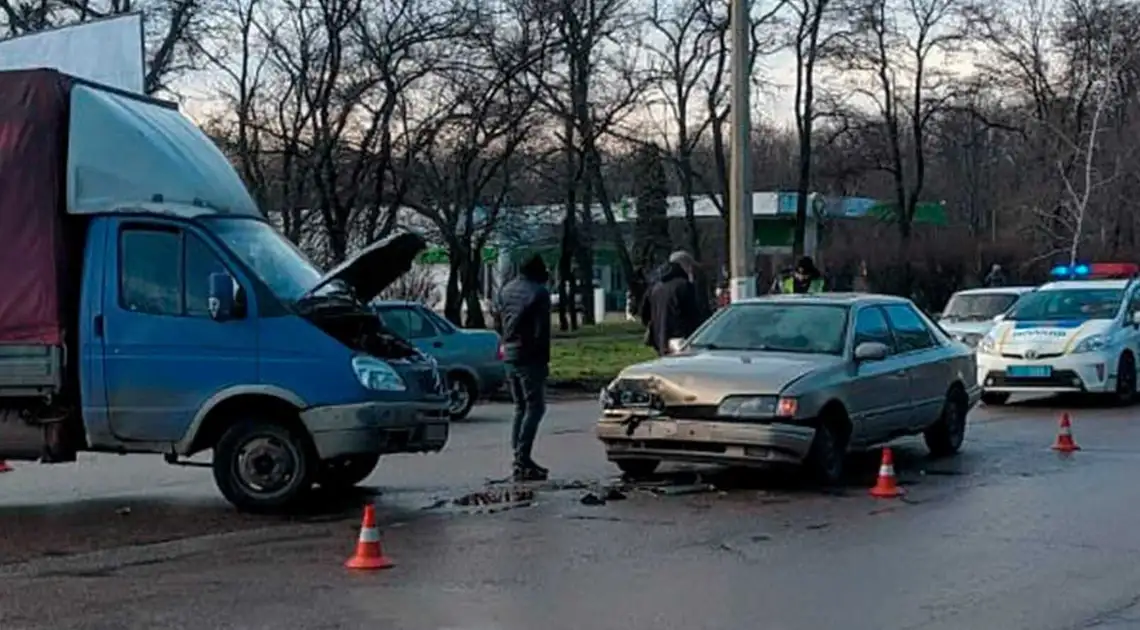 У Кропивницькому біля оптового ринку зіткнулися ГАЗ та Ford (ФОТО) фото 1