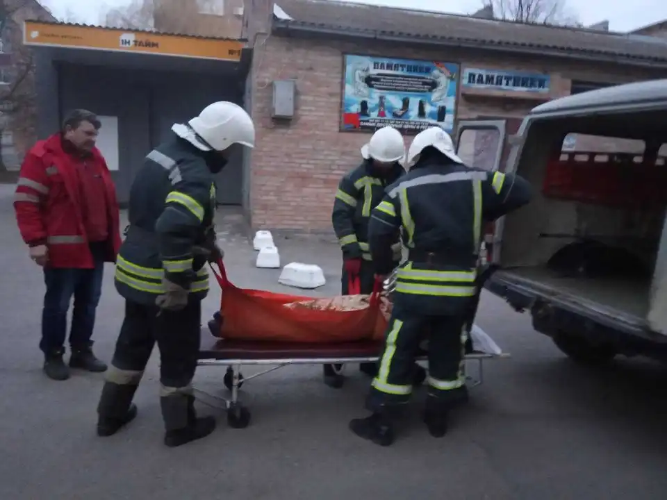 На Кіровоградщині з замкненої квартири врятували хвору бабусю (ФОТО)
