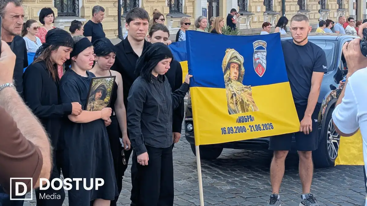 Рідні загиблих військових на прощанні у Кропивницькому