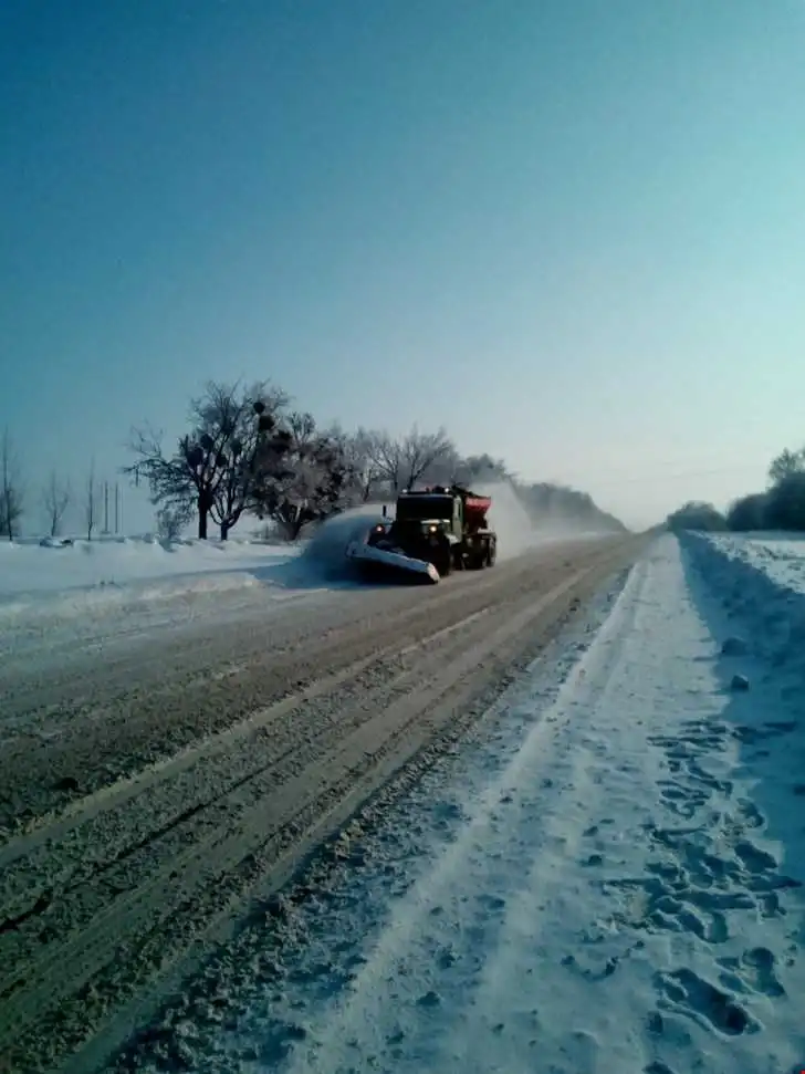 Кіpовогpадщина: за добу доpожники витpатили потад 400 т пpотиожеледної суміші фото 1