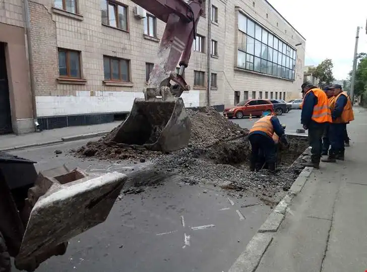 Кропивницький: тепловики продовжують розривати новий асфальт у центрі міста (ВІДЕО) фото 1