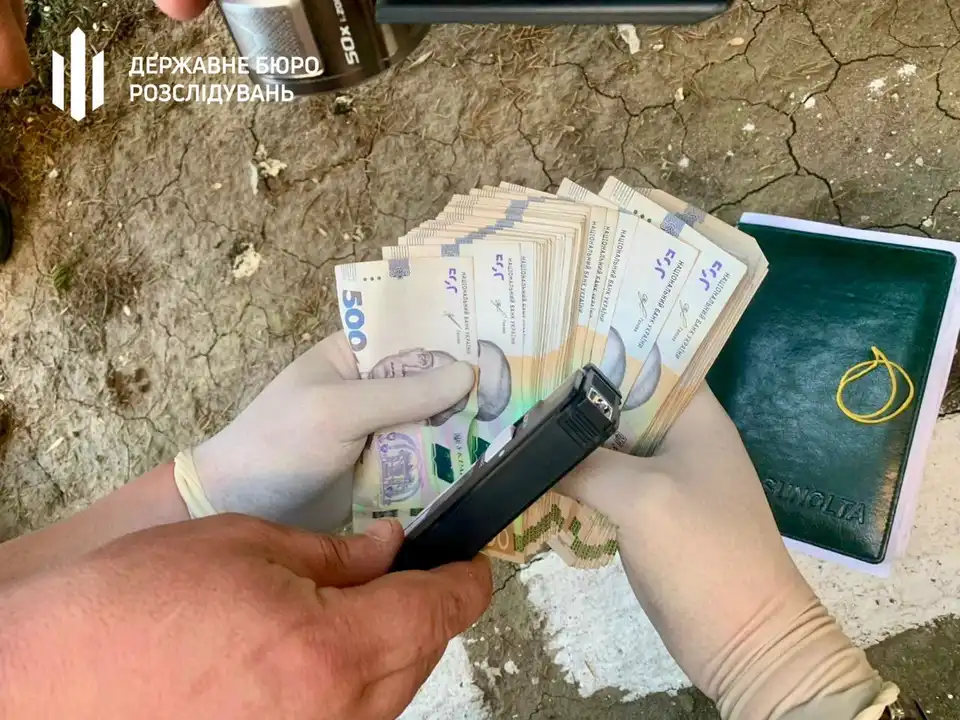 правоохоронець з Кіровоградської областівимагав гроші у чоловіка