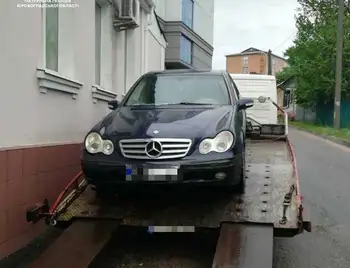 У Кропивницькому неправильно припаркований "Mercedes" забрали на штрафмайданчик (ФОТО) фото 1