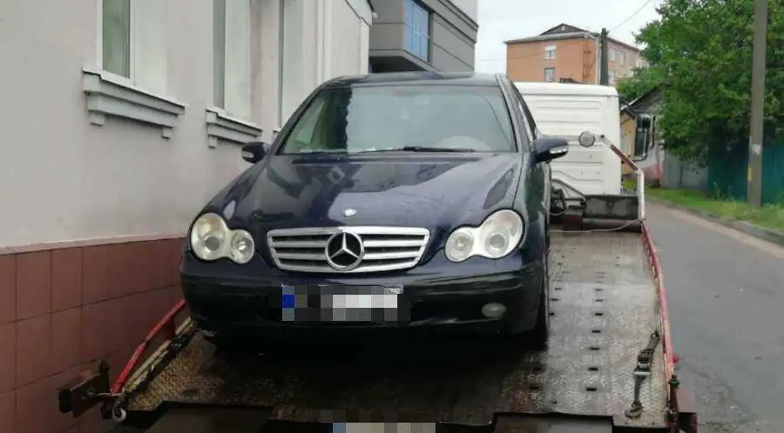 У Кропивницькому неправильно припаркований "Mercedes" забрали на штрафмайданчик (ФОТО) фото 1