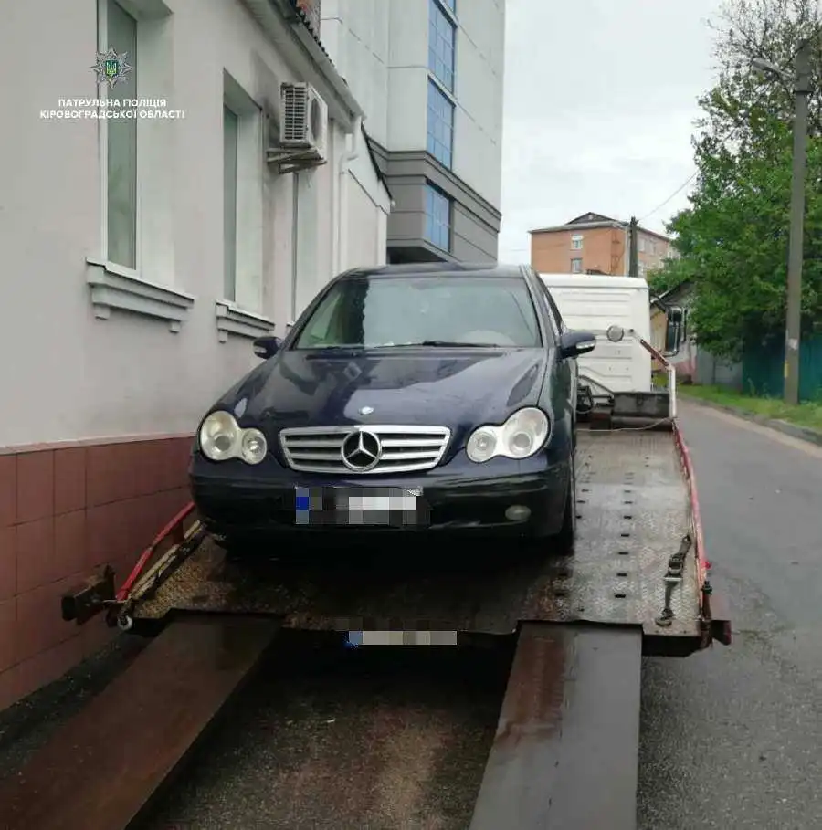 У Кропивницькому неправильно припаркований "Mercedes" забрали на штрафмайданчик (ФОТО) фото 1