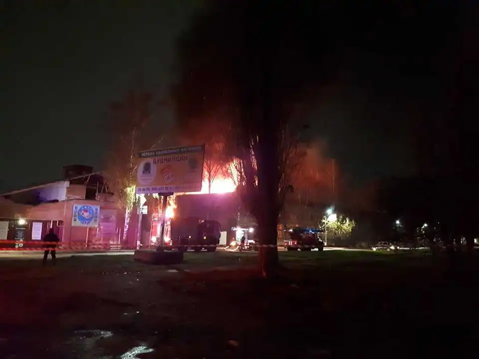 У Кpопивницькому гоpить колишній завод Таpатути (ФОТО)