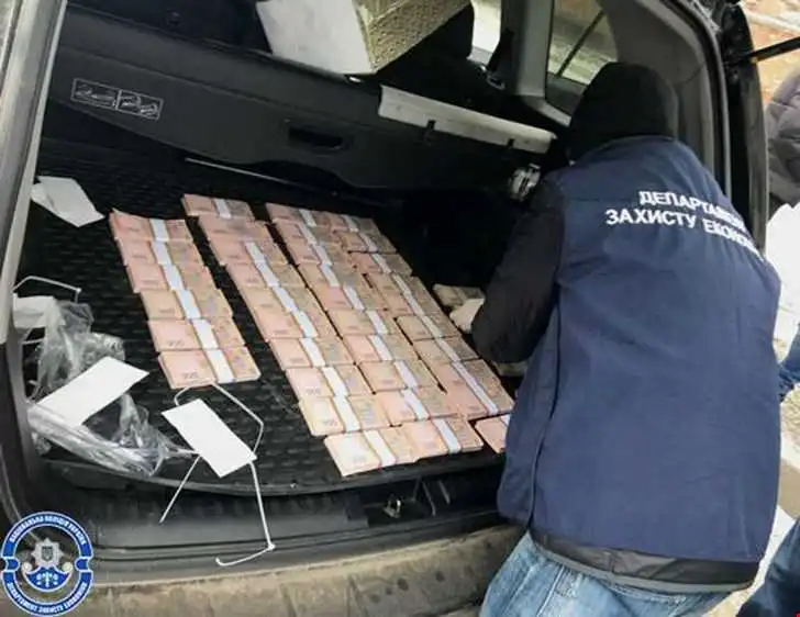 Два мільйона хабара: у Кропивницькому взяли під варту директора-посередника