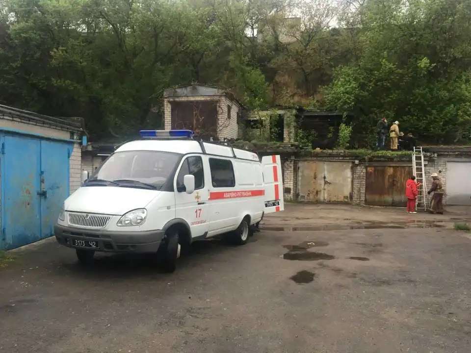 На Кіровоградщині зняли з даху гаража травмованого чоловіка (ФОТО)