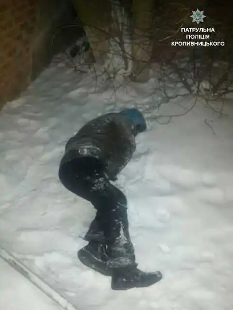 Патрульні у Кропивницькому врятували чоловіка від гарантованої смерті (ФОТО)