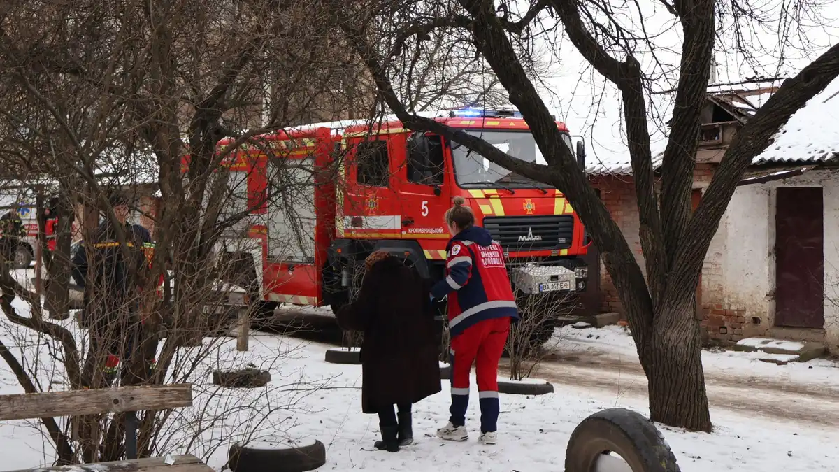 Пожежа на Соборній у Кропивницькому: врятовану власницю квартири госпіталізували