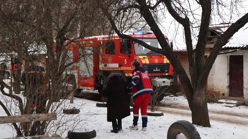 Пожежа на Соборній у Кропивницькому: врятовану власницю квартири госпіталізували