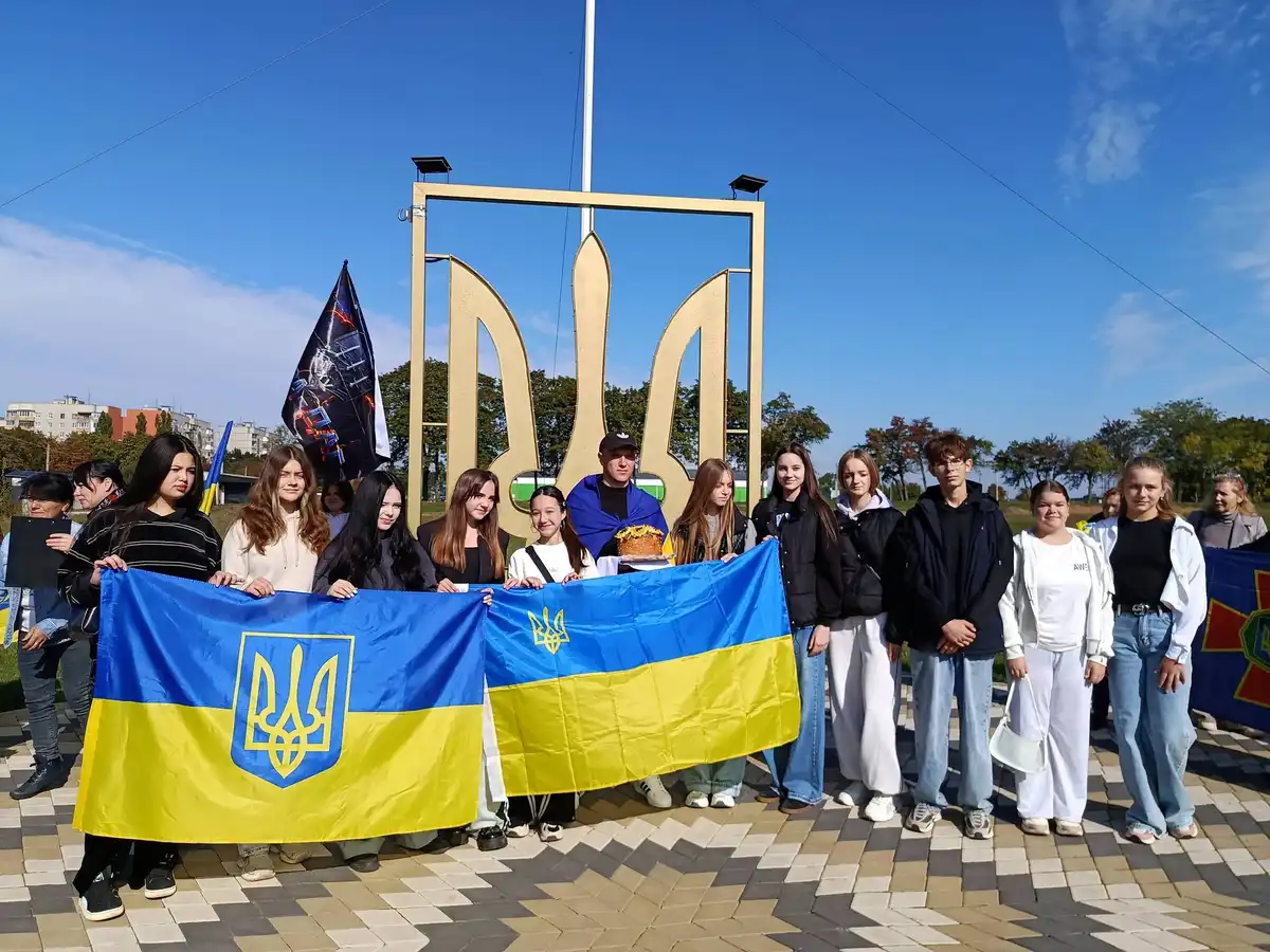 З прапорами та квітами: на Кіровоградщині зустріли захисника, який повернувся з полону