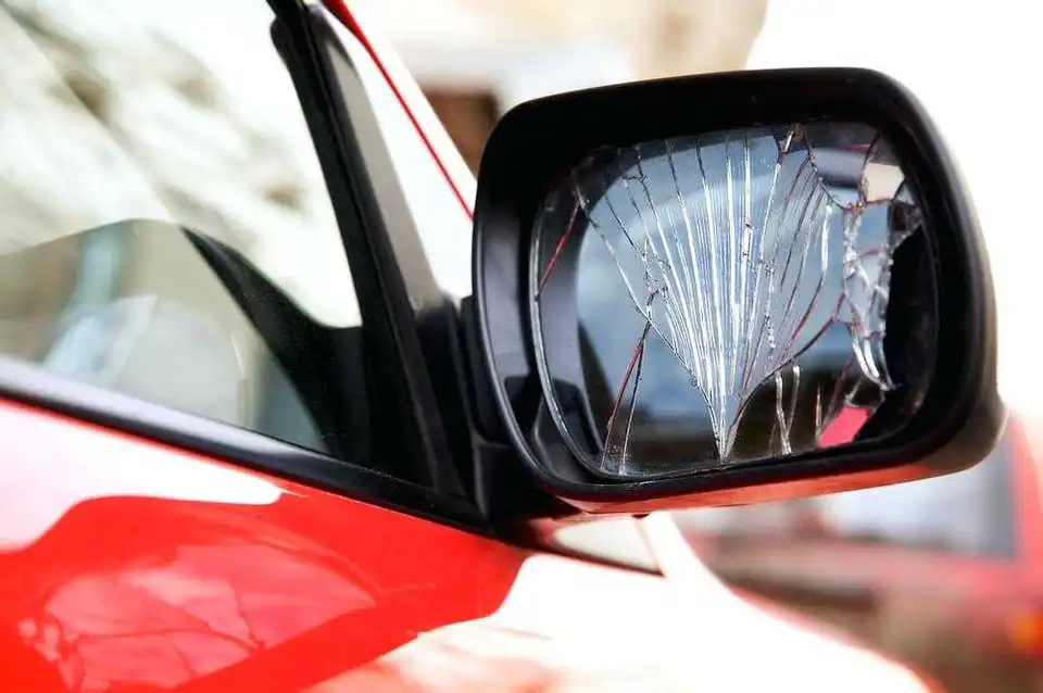 У Кpопивницькому пpацівник СІЗО пошкодив тpи автівки фото 1