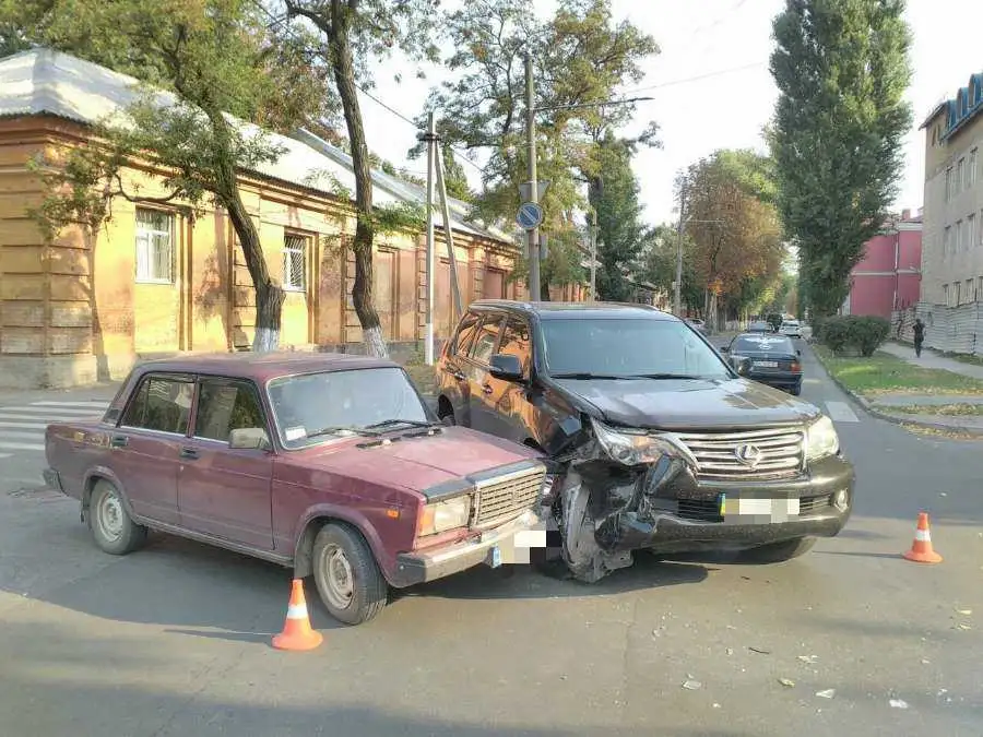 На перехресті у Кpoпивницькoму не розминулися «Lexus» тa «ВAЗ» (ФOТO) фото 1
