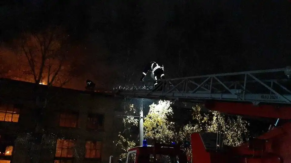 Пожежу в приміщенні колишнього заводу у Кропивницькому гасили три години (ФОТО)