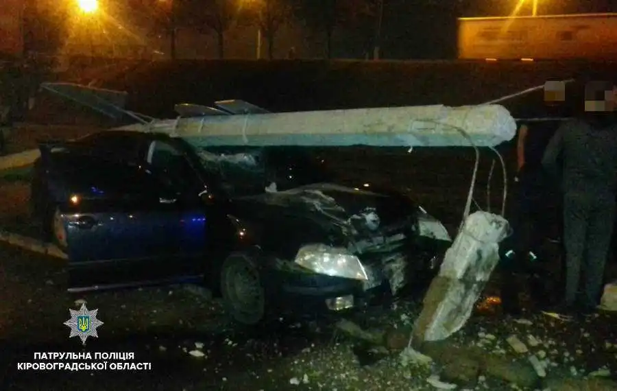 У Кропивницькому «Skoda Octavia» в'їхала в стовп (ФОТО)