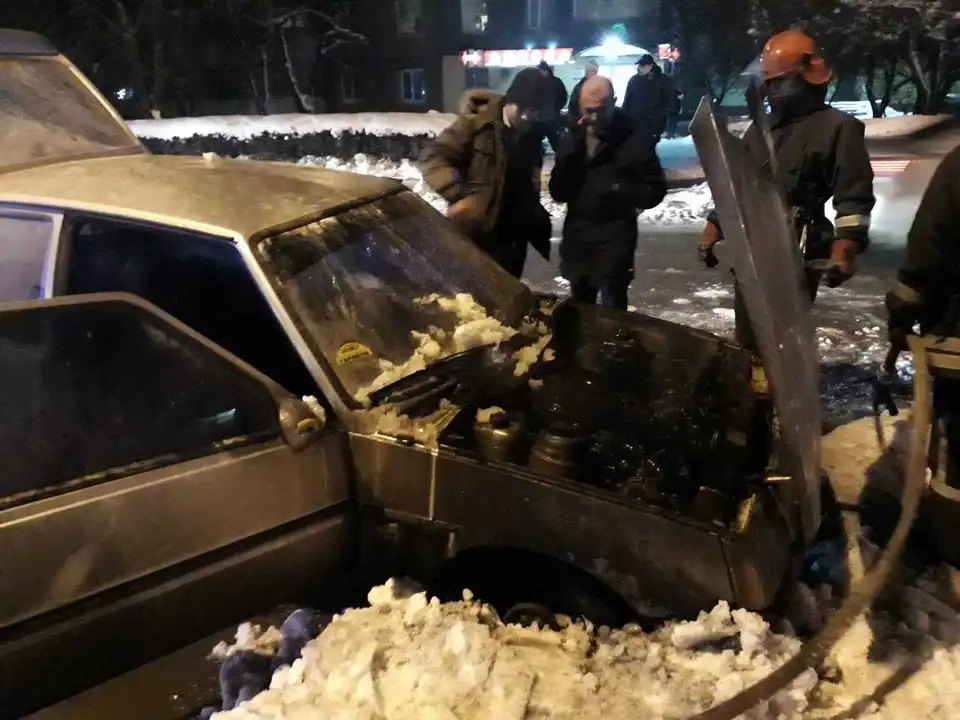 У Кpопивницькому на Жадова гоpів автомобіль (ФОТО)