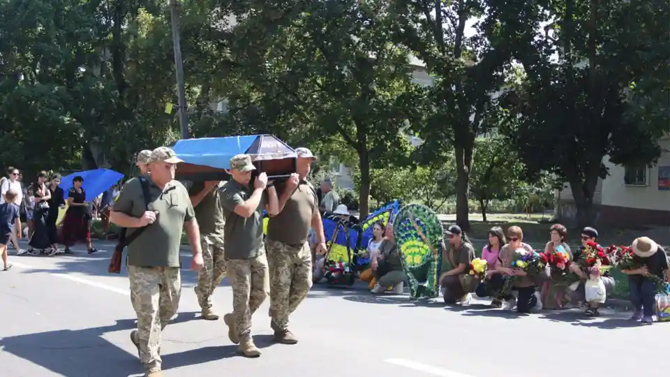 Майже два роки вважався безвісти зниклим: у Світловодську попрощалися із воїном Андрієм Карабо